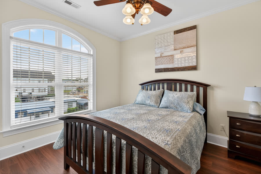 Top floor queen bedroom